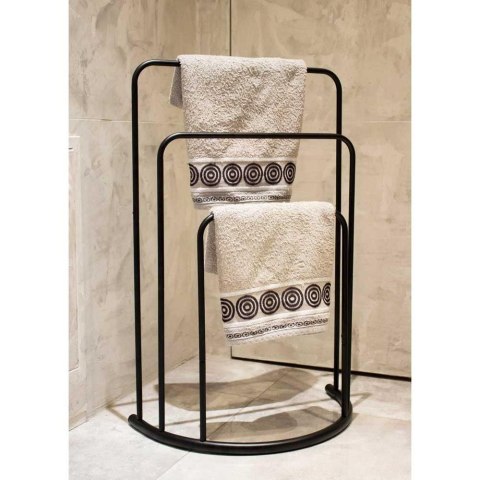 Stojak łazienkowy na ręczniki czarny Wieszak stojący na ręczniki wykonany z metalu w kolorze czarnym o wymiarach: 75x49,5 cm
