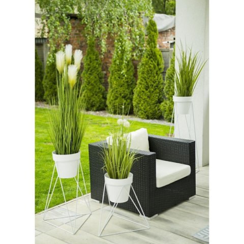 Trójkątny kwietnik stojący 40 cm biały Wykonany z metalu, prosty i stylowy stojak na kwiatki w kolorze białym