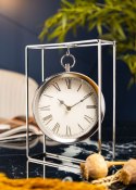Zegar stołowy metalowy srebrny Metalowy okrągły zegar stojący zawieszony w prostokątnej ramce, w kolorze srebrnym o wymiarach: 2