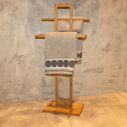 Bambusowy wieszak na ręczniki 85 cm Stojak łazienkowy wykonany z bambusa w odcieniach brązu, o wymiarach 25x37x85 cm