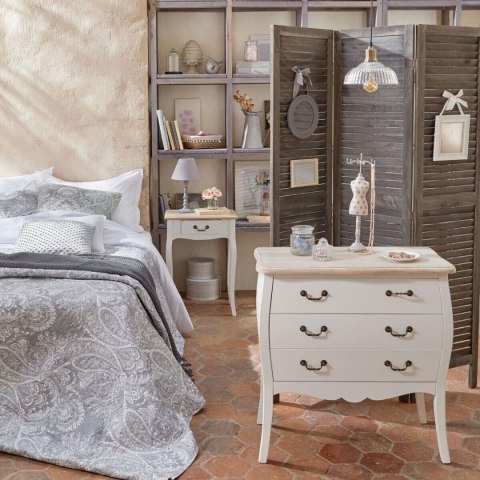 Drewniana lampka nocna Leo biała 36 cmFrezowana podstawa i tekstylny abażur, biała kolorystyka, idealny dodatek do salonu lub sy