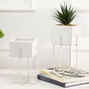 Doniczka Mizu White 21 cm Stelaż wykonany z metalu, osłonka wykonana z ceramiki. Wymiary: 12x12x21 cm.
