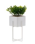 Doniczka Mizu White 23 cm Stelaż wykonany z metalu, osłonka wykonana z ceramiki. Wymiary: 12x12x23 cm.