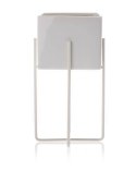 Doniczka Mizu White 23 cm Stelaż wykonany z metalu, osłonka wykonana z ceramiki. Wymiary: 12x12x23 cm.