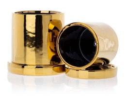 Doniczka ze spodkiem Hanya Gold 13 cm Wykonana z ceramiki w kolorze złotym. Zestaw zawiera doniczke oraz spodek. Wymiary 13x13x1