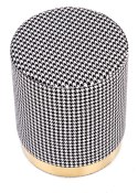 Pufa Aruna pepitka czarno biała Okrągły kształt, podstawa wykonana ze stali chromowanej w kolorze złotym, materiałowe obicie w c