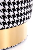 Pufa Aruna pepitka czarno biała Okrągły kształt, podstawa wykonana ze stali chromowanej w kolorze złotym, materiałowe obicie w c