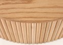 Stolik kawowy Woody Natural 80 cm Podstawa z litego drewna, blat wykonany z MDF-u z okleiną w kolorze naturalnym, ustawiony przy