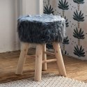 Taboret z futrzanym obiciem Oslo Grey Podstawa wykonana z drewna sosnowego, miękkie siedzisko z tkaniny przypominającej futro