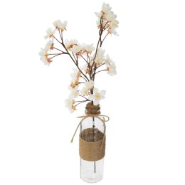 Wazon szklany z białą kwitnącą gałązką Dekoracyjna kompozycja ze sztucznymi gałązkami kwitnącej wiśni, ozdobne kwiaty umieszczon