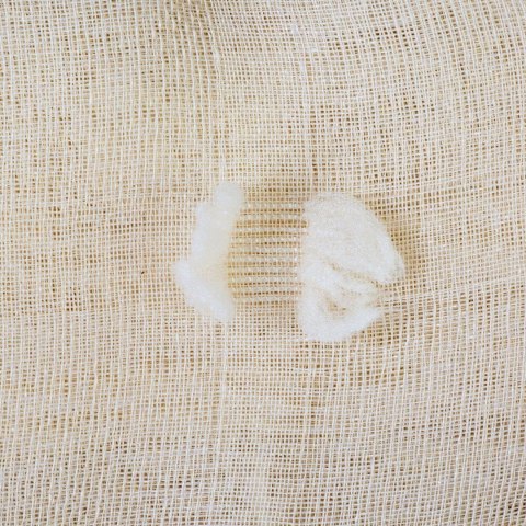 Zasłona na kółkach beżowa 140x240 cm Wykonana z trwałej, powabnej tkaniny z delikatnym zdobieniem i przelotkami