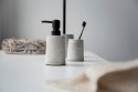 Szczotka toaletowa Villena cement Wykonana z cementu, z czarną rączką, szarym pojemnikiem i wymienną końcówką