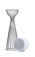 Nowoczesny kwietnik czarno biały 68 cm Wykonany z metalu, stojak na rośliny w ciekawym design, czarny stelaż i biała osłonka w s