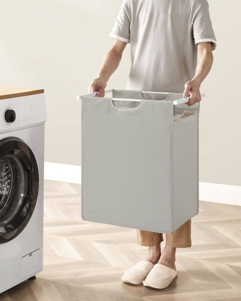 Biały kosz na pranie jednokomorowy Funkcjonalny kosz z komorą 65L wykonany ze stali z praktyczną półką w kolorze białym oraz wys