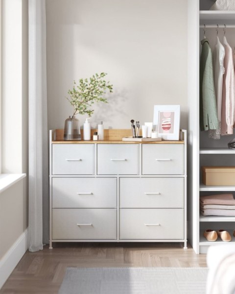 Komoda z 7 materiałowymi szufladami Pojemna skandynawska komoda wykonana z płyty MDF i stalowej konstrukcji, która posiada 7 mat