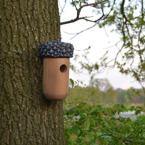 Budka lęgowa domek dla ptakówOzdobna budka lęgowa wykonana z drewna, domek dla ptaków o kształcie żołędzia, wymiary: 14x25,5 cm