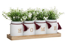 Zestaw 4 sztucznych kwiatów na podstawce Zestaw 4 kwiatów sztucznych w ceramicznych doniczkach z napisem HOME, umieszczony na de