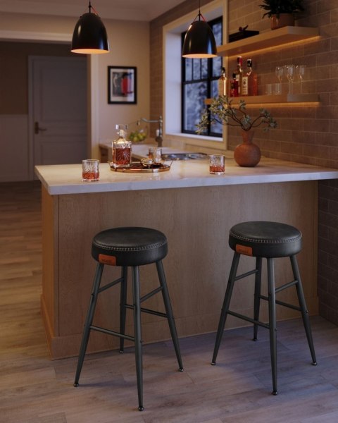 Zestaw 2 hokerów krzesła barowe czarne Zestaw dwóch stabilnych hokerów wykonanych ze stali i pianki o wysokiej sprężystości, sie