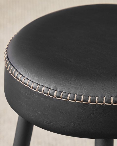 Zestaw 2 hokerów krzesła barowe czarne Zestaw dwóch stabilnych hokerów wykonanych ze stali i pianki o wysokiej sprężystości, sie