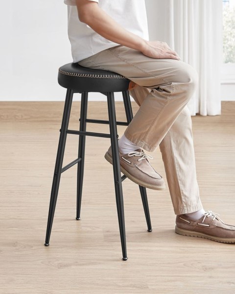 Zestaw 2 wysokich czarnych hokerów LOFT Zestaw dwóch wysokich stabilnych hokerów wykonanych ze stali i pianki o wysokiej sprężys