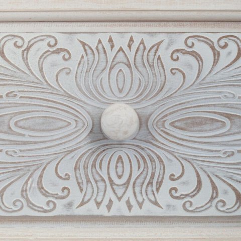 Kompaktowa komoda Hina Solidna i wytrzymała konstrukcja, posiada trzy szuflady z ozdobnymi frontami, idealna jako wyposażenie sa