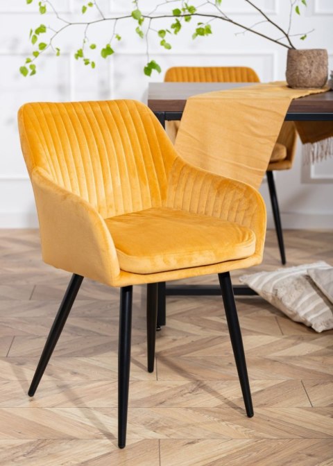 Krzesło Lenti Black Orange Wykonane z aksamitnego, przyjemnego w dotyku materiału w kolorze musztardowym, nogi wykonane z metalu