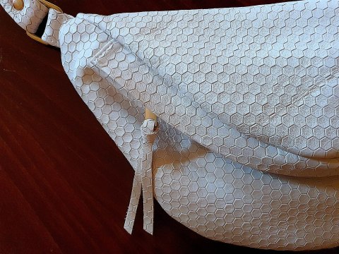 Biała torebka pszczółka nerka skóra naturalna EP19