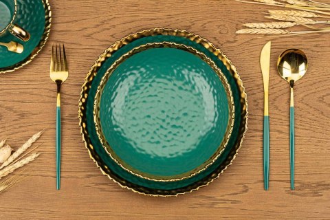 Talerz głęboki Kati Green Gold 21 cmTalerz głęboki wykonany z ceramiki w kolorze zielonym, wykończony złotą farbą. Średnica nacz