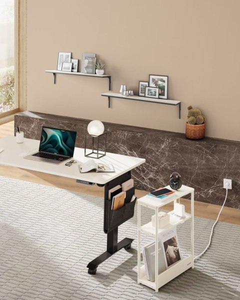 Wąski biały stolik boczny z listwą zasilającą