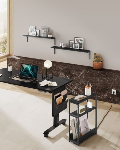 Wąski czarny stolik boczny z listwą zasilającą