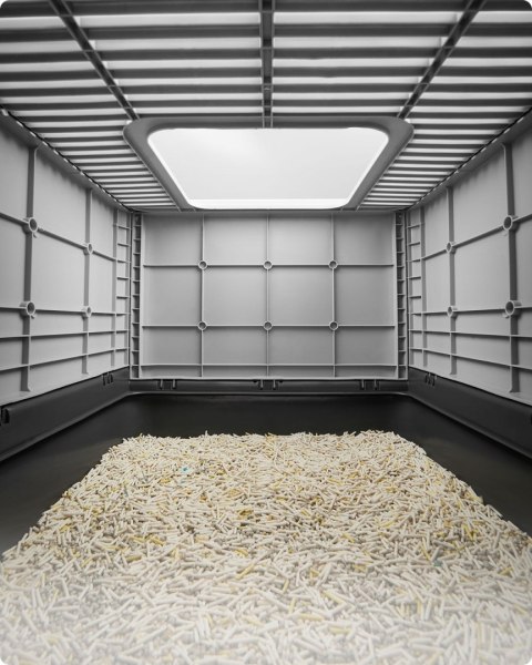 Zamykana szara kuweta z wysuwaną tacą