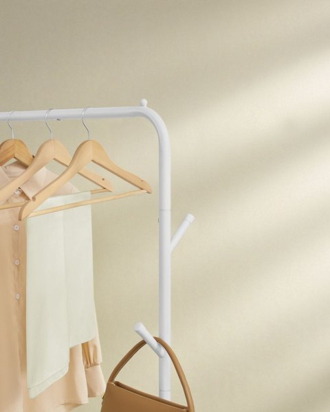Mobilny wieszak na ubrania z dolną półką