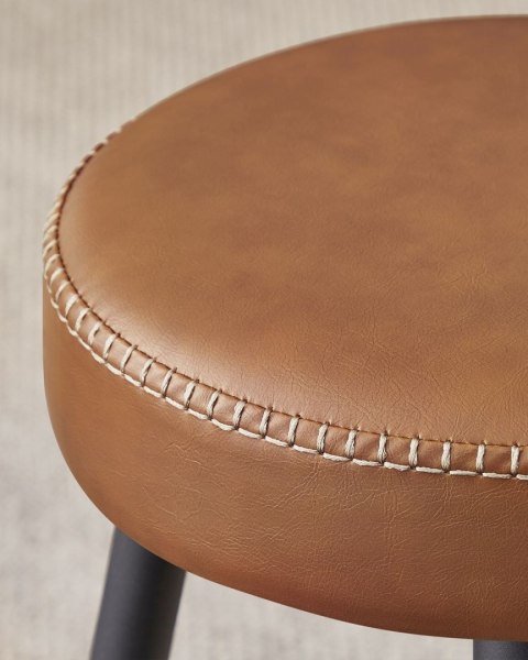 Zestaw 2 wysokich hokerów karmelowy brąz Zestaw dwóch wysokich stabilnych hokerów wykonanych ze stali i pianki o wysokiej spręży