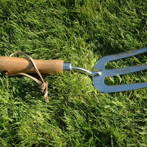 Widełki ogrodnicze z drewnianą rączką