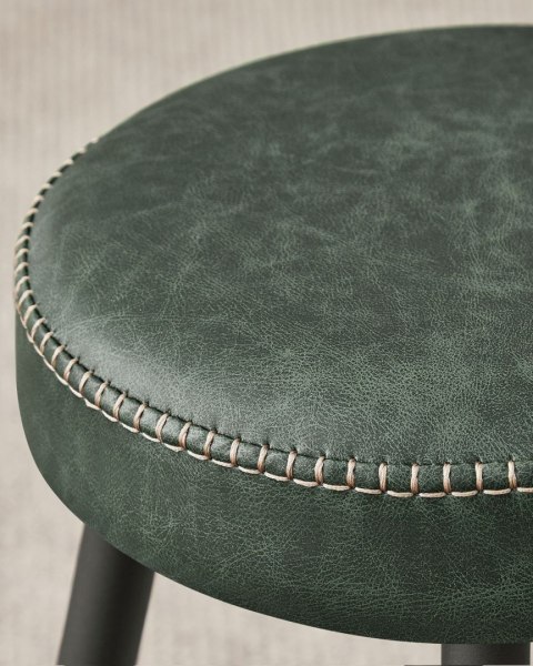 Zestaw 2 wysokich hokerów leśna zieleń Zestaw dwóch wysokich stabilnych hokerów wykonanych ze stali i pianki o wysokiej sprężys