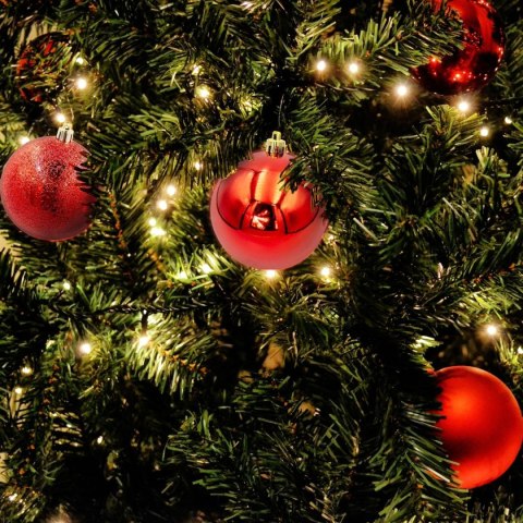 BOMBKA DEKORACYJNA PLASTIKOWA BEZPIECZNA 46SZT CZERWONA MICA