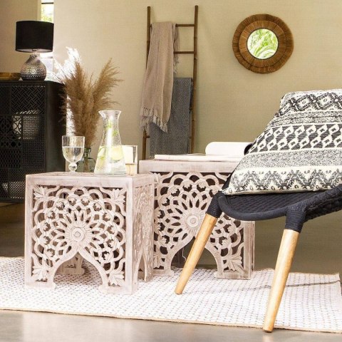 Komplet 2 stolików kawowych Terre Zdobione ażurowym wzorem, wyśmienicie prezentować się będą w salonie przy kanapie bądź fotelu,