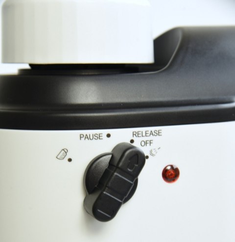 Kolbowy ekspres do kawy ze spieniaczem do mleka MR-410