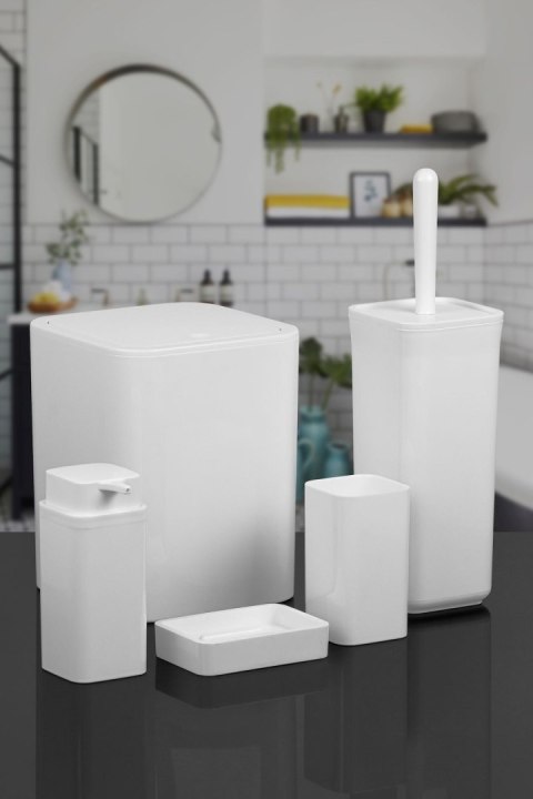 Komplet łazienkowy 5 el Square biały Klasyczny komplet łazienkowy Square składający się z 5ciu elementów, kolor biały