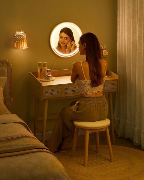 Tapicerowany taboret do toaletki