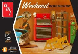 Model Plastikowy - Zestaw akcesoriów garażowych #8220;Weekend Wrenchin#8217;#8221; („Weekendowe wykręcanie kluczy#8221;) 1:25 Ga