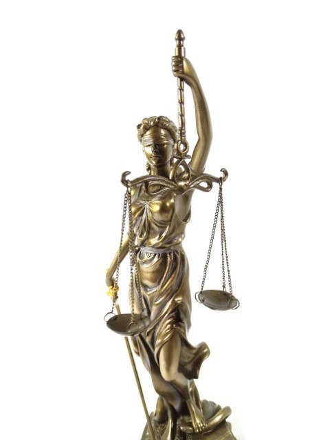 Temida figurka 35 cm - Prezent dla prawnika sędziego - MC-90037