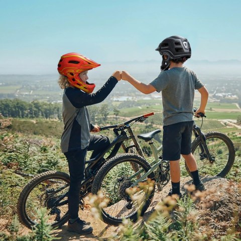 Kask rowerowy fullface dziecięcy Wozinsky z tylną lampką USB 52-56 cm - czerwono-żółty