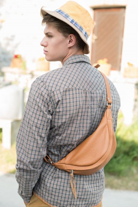 Skórzana torebka-nerka typu cross-body VOOC EP19 camel